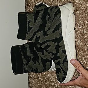 Steve Madden Bitten Sneakers